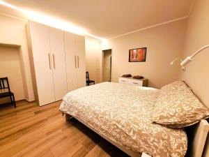 een slaapkamer met een bed en een lamp erin bij Casa Alpina- Praetoria Suite in Aosta