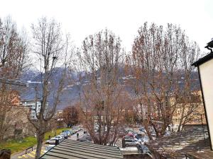 uitzicht op een stad met bomen en een parkeerplaats bij Casa Alpina- Praetoria Suite in Aosta