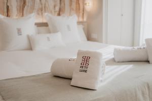 Posteľ alebo postele v izbe v ubytovaní Hotel Petit Luxe