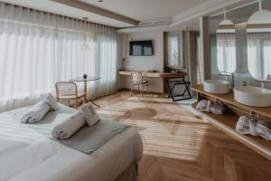 Televízia a/alebo spoločenská miestnosť v ubytovaní Hotel Petit Luxe