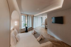 Televízia a/alebo spoločenská miestnosť v ubytovaní Hotel Petit Luxe