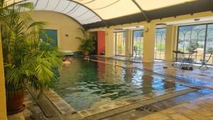 una piscina en una casa con agua. en Beautiful apartment across from the beach en Ciudad del Cabo