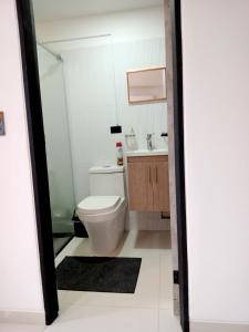 bagno con servizi igienici e lavandino di Apartamento cerca al Centro comercial Nuestro Cartago a Cartago