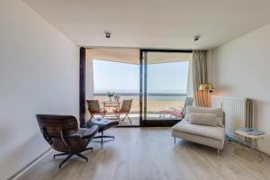 Luxury Suite with Seaview في أوستند: غرفة معيشة مطلة على الشاطئ