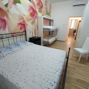 1 dormitorio con cama y pared de flores en Maria in Vaticano, en Roma