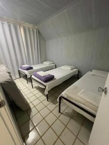 ein kleines Zimmer mit 2 Betten und einem Fenster in der Unterkunft BIG HOUSE SAQUA in Saquarema