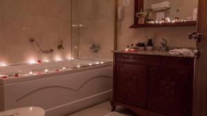 uma casa de banho com uma banheira com luzes de Natal em Sarot Termal Park Resort em Bolu