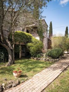 een oud stenen huis met een bloempot in de tuin bij Villa Lei Lernes walking distance to Valbonne in Valbonne