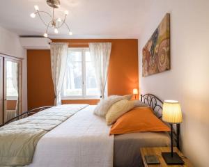 een slaapkamer met een groot bed en een raam bij Villa Lei Lernes walking distance to Valbonne in Valbonne