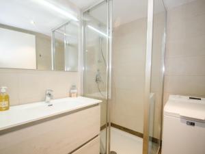 Kúpeľňa v ubytovaní Charmant T3 rénové avec jardin, parking & wifi à Chamonix - FR-1-343-206