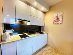 Kuchyňa alebo kuchynka v ubytovaní Apartamenty Szóstka Wisła Kamienna