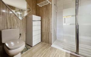 een badkamer met een toilet en een douche bij Apartamento Terrassa 1 - Gran terraza y vistas in Tossa de Mar +42 foto's