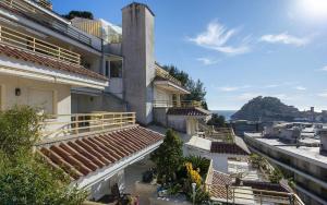 een appartementencomplex met balkons en uitzicht op de oceaan bij Apartamento Terrassa 1 - Gran terraza y vistas in Tossa de Mar