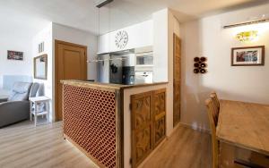 een keuken met een aanrecht met een tafel in een kamer bij Apartamento Terrassa 1 - Gran terraza y vistas in Tossa de Mar