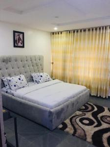 Giường trong phòng chung tại Lovely one bedroom apartment in Ogba ikeja
