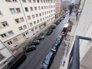 - une vue sur une rue avec des voitures garées dans la rue dans l'établissement P&R1, one bedroom, city center Geneva, à Genève