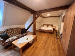 Letto o letti in una camera di Hotel Gasthof Kohlmayr