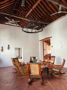 a group of chairs and a table in a room at Hotel Archangelus in Mompós