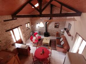 una vista aérea de una sala de estar con muebles rojos en La Vieille Gorce Gîtes in the Vienne, en Asnois