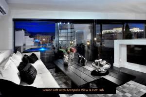 - un salon avec un canapé blanc et une grande fenêtre dans l'établissement ATER ALBUS by K&K, à Athènes