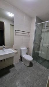 マラッカにあるBali Residence Melaka d'AwAn Homestayのトイレ、洗面台、シャワー付きのバスルーム