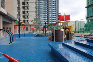 マラッカにあるBali Residence Melaka d'AwAn Homestayの遊び場(滑り台付)のあるウォーターパーク