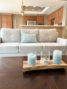 un soggiorno con divano e candele sul tavolo di Casa Oasis/Pool & Jacuzzi/4 Bedroom/ Wi-Fi a Camarillo