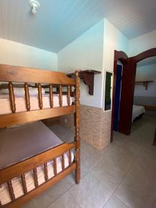 Cette chambre comprend 2 lits superposés et une cheminée. dans l'établissement Pousada Primavera, à Parati 38 autres photos
