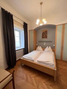 Letto o letti in una camera di Hotel Gasthof Kohlmayr