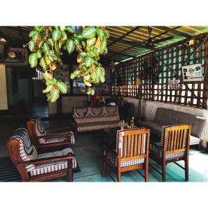 pokój z krzesłami i wieniec warzywny w obiekcie Nature Villa Kochi w mieście Alwaye