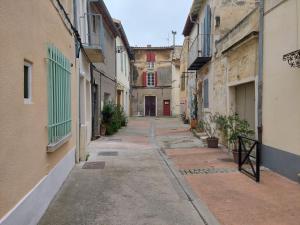 an alley in an old town with buildings at Les studios de Théophile - Calme absolu - Wifi - Centre historique in Arles