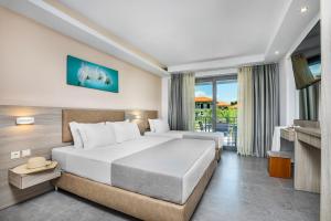 Кровать или кровати в номере NewStory Suites Possidi