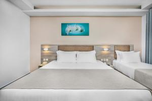 Кровать или кровати в номере NewStory Suites Possidi