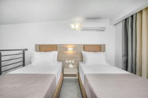 Кровать или кровати в номере NewStory Suites Possidi