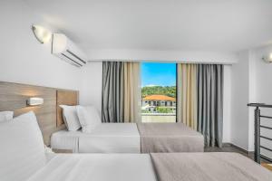Кровать или кровати в номере NewStory Suites Possidi