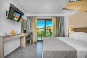Кровать или кровати в номере NewStory Suites Possidi