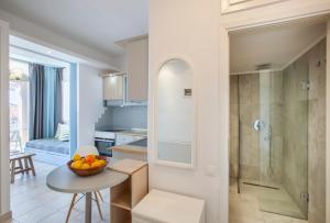 ネオス・マルマラスにあるAlterra Vita Apartmentsのキッチン(テーブル、フルーツボウル付) +128枚の写真