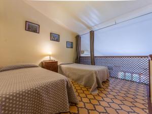 ビラフォルトゥニーにあるHoliday Home Vilafortuny by Interhomeのベッド2台と窓が備わるホテルルームです。