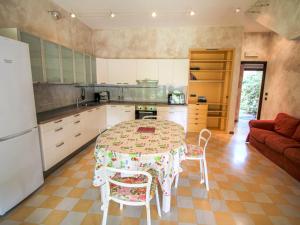 ポルト・ヴァルトラヴァーリアにあるHoliday Home Hermitage-3 by Interhomeのキッチン(テーブル、椅子、ソファ付)