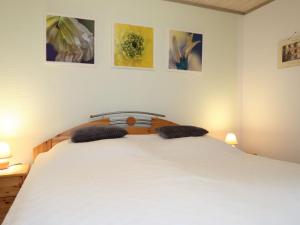 LangenhornにあるChalet Friedrichsen I by Interhomeのベッドルーム1室(白いベッド1台、枕2つ付)