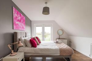 a bedroom with a large bed and a window at TM - Rana Court 1 Bedroom apartment with balcony in Oxford