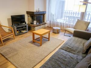un soggiorno con divano e camino di Apartment Dents Rousses C1 by Interhome a Siviez