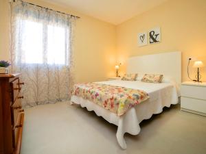 1 dormitorio con cama blanca y ventana en Villa Campos by Interhome, en Calpe