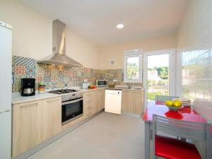 Kuchnia lub aneks kuchenny w obiekcie Villa Campos by Interhome