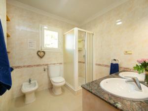 Łazienka w obiekcie Villa Campos by Interhome