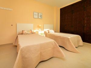 Łóżko lub łóżka w pokoju w obiekcie Villa Campos by Interhome