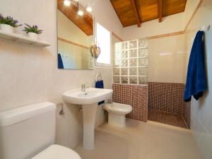 Łazienka w obiekcie Villa Campos by Interhome