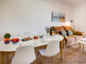 een woonkamer met een tafel en een bank bij Apartment Luz del Mediterraneo-1 by Interhome in Denia