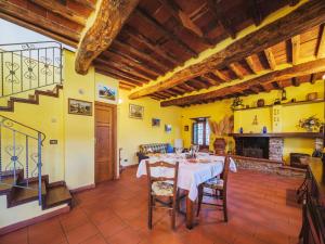 eine Küche und ein Wohnzimmer mit einem Tisch und Stühlen in der Unterkunft Apartment Pervinca by Interhome in Gello