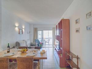 kuchnia i salon ze stołem i krzesłami w obiekcie Apartment Horizonte-6 by Interhome w mieście Calpe